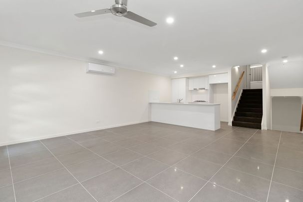 Modern 3-Bedroom Townhouse in Central Coomera - Photo 1