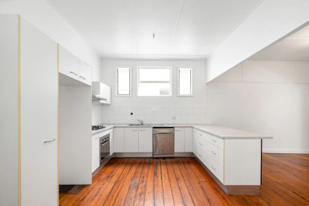 Charming Refurbished Inner-City Home - Photo 4