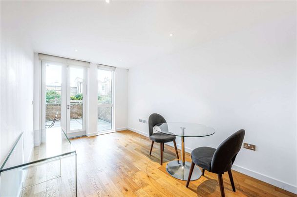 *3D virtual viewing available* - Fantastic one bedroom ground floor flat with its own private patio garden. - Photo 1