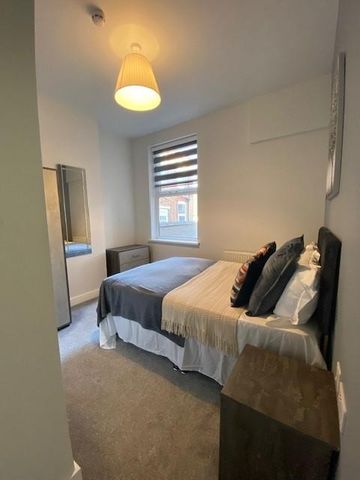 1 bedroom in a house share to rent - Photo 2