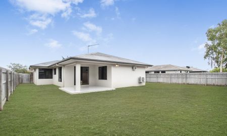 Spacious Family Living in a Quiet Street - Photo 4