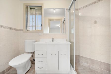 Freshly Painted 3 Bedroom Villa - Photo 5