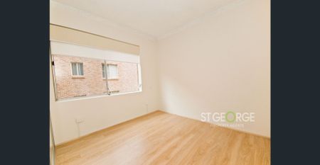 Ultra Convenient Two-Bedroom Apartment - Photo 2