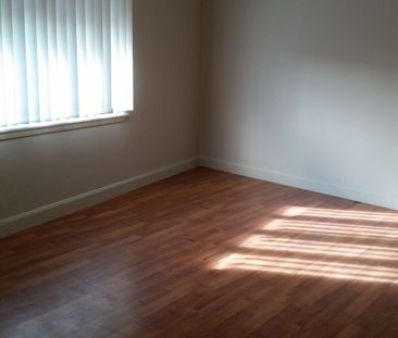 3 BEDROOM UNIT ABOVE SHOP (ACCESS VIA Hunts Lane) - Photo 4