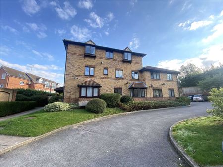 A significantly improved duplex apartment with new kitchen, flooring and redecoration, in the centre of Twyford, close to the station and amenities. - Photo 2