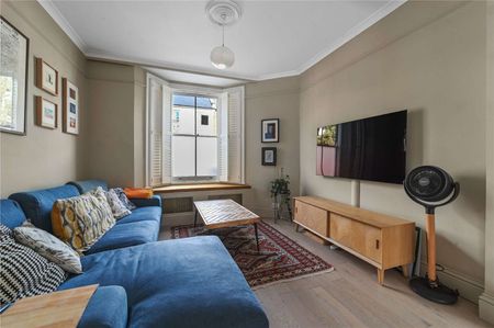 Beautifully presented four bedroom house a quiet residential street. - Photo 2