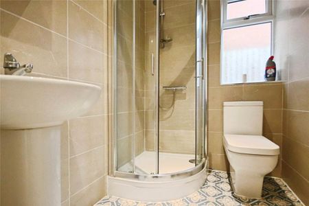 4 bedroom semi-detached house to rent - Photo 2