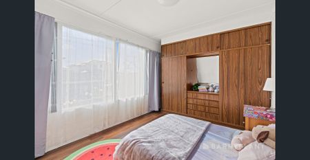 Perfect Location, Spacious Living - Photo 2