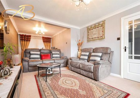 4 bedroom semi-detached house - Photo 2