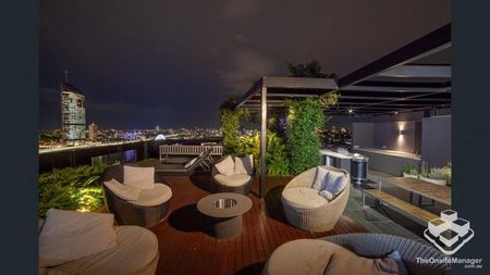 Stunning executive furnished apartment in South Brisbanes best location with city & river views - Photo 3