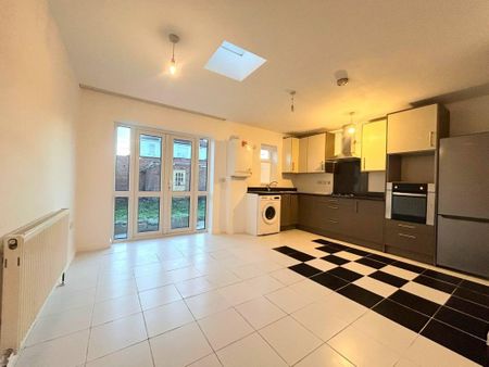 3 bedroom flat to rent - Photo 4