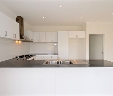 Low maintenance, perfect location, available now - Photo 6