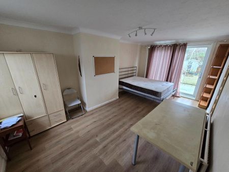 4 bedroom terraced house to rent - Photo 3