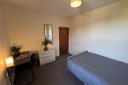 4 bedroom semi-detached house to rent - Photo 2