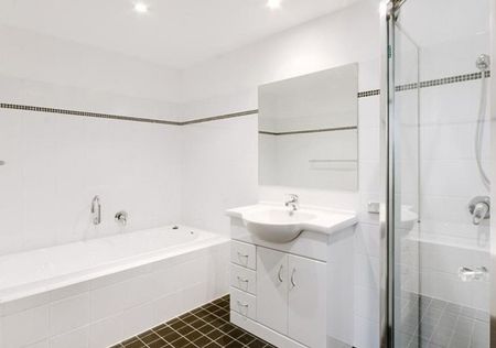 Modern 2 Bedroom Unit in Prime CBD Location - Walk to Everything - Photo 3
