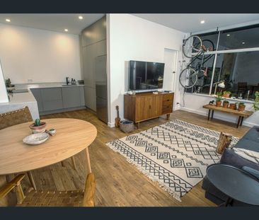 Modern and Stylish - Photo 2