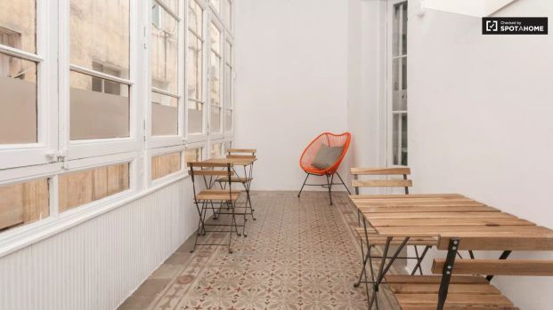 Bright room for rent in 9-bedroom apartment in Gracia - Photo 1