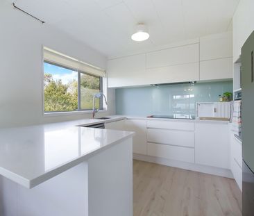 4 BEDROOM FAMILY HOME IN BIRKDALE - Photo 4