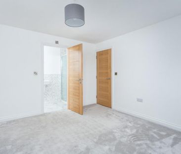 4 bedroom semi-detached house to rent - Photo 4