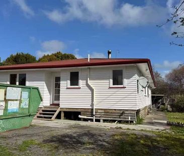 Spacious 6BR Family Home in Waitakere - Photo 5
