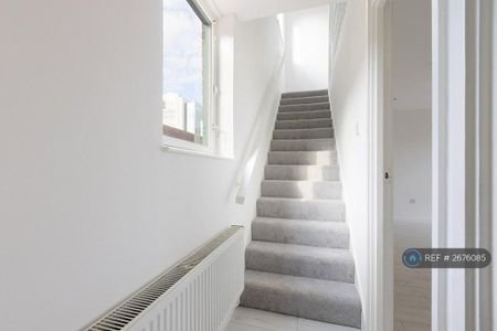 3 bedroom flat to rent - Photo 5