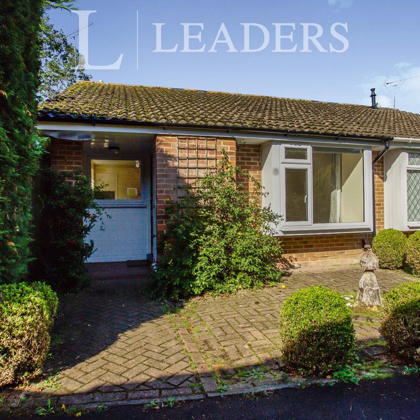 2 bedroom bungalow to rent Darvel Close, Woking, GU21 - Photo 1