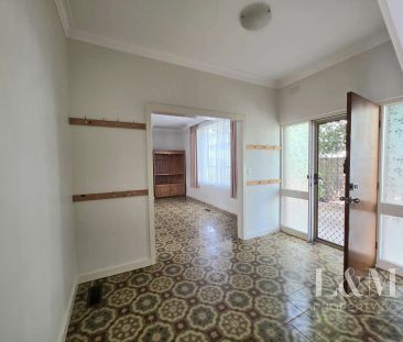 “Stunning 6-Bedroom Family Home for Lease in Coburg!” - Photo 1