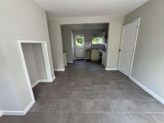 A well presented semi-detached three bedroom property, modern open plan living, recently renovated. Large garden and off road parking. - Photo 1