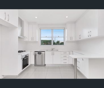 Spacious architecturally designed 2 level home, perfect for a large... - Photo 4