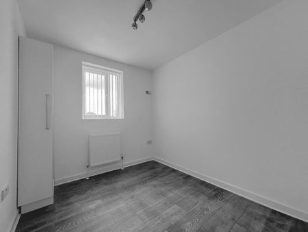 5 bedroom end of terrace house to rent - Photo 3