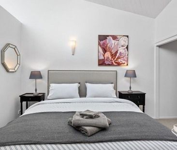 LOCATION ! LOCATION! - Photo 2