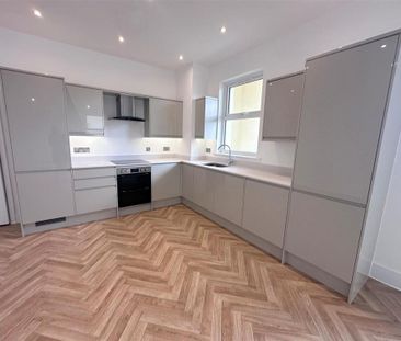 3 bedroom flat to rent - Photo 5