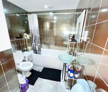 1 bedroom in a flat share to rent - Photo 2