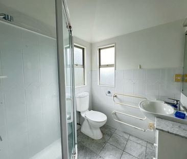 Epsom great location - Photo 6