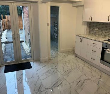4 bedroom semi-detached house to rent - Photo 6