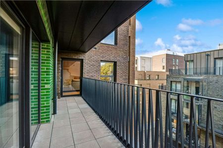 A modern, spacious 2 bed apartment, moments from Southwark station. - Photo 2