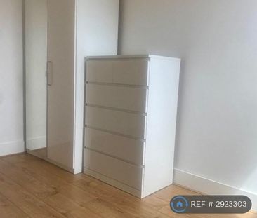 1 bedroom in a flat share to rent - Photo 2