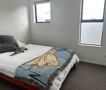 Award-Winning New Townhouse -3 bedroom 2 bathroom - Photo 5