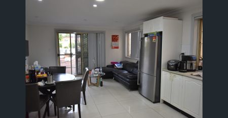 SPACIOUS DUPLEX - CENTRALLY LOCATED! Perfect Location, immaculate spacious - Photo 5