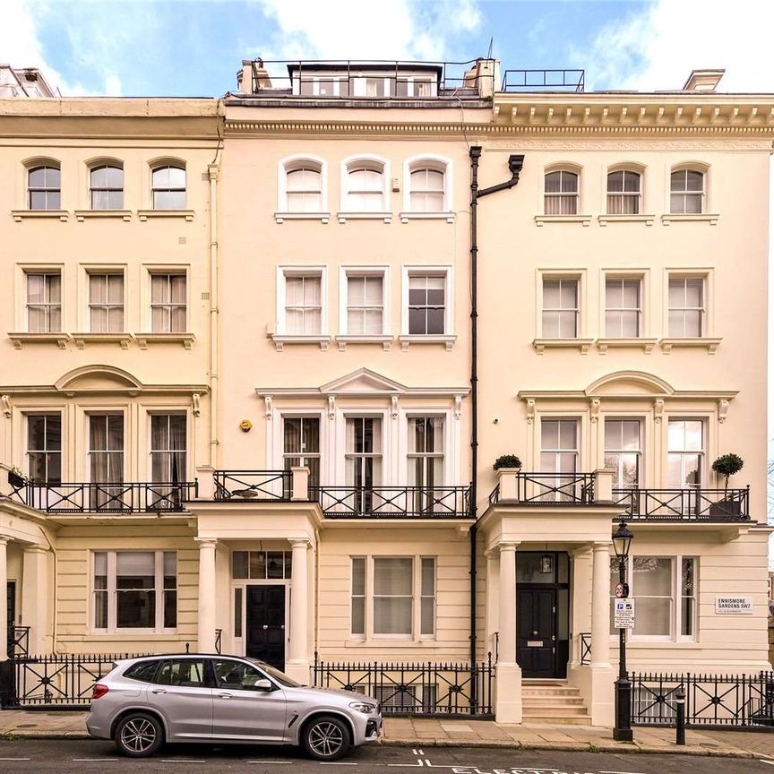 A totally refurbished three bedroom apartment renovated to an exceptional standard with high ceilings and a private entrance. - Photo 1