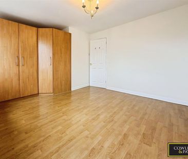 MERSEA CRESCENT, WICKFORD - Photo 2