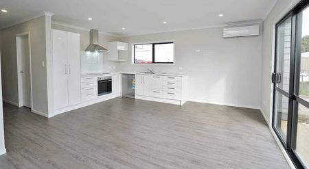 Modern townhouse in Enderley - Photo 4