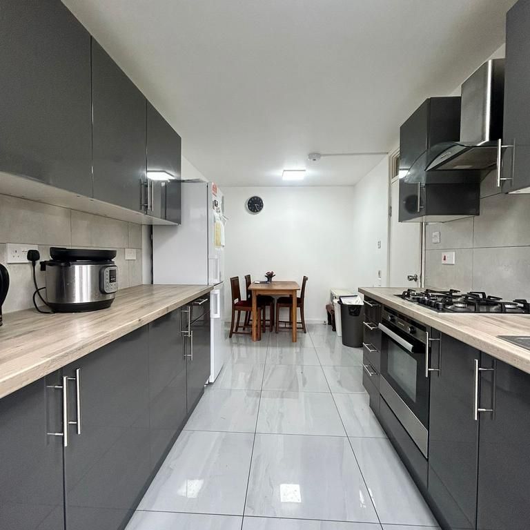 1 bedroom in a flat share to rent - Photo 1