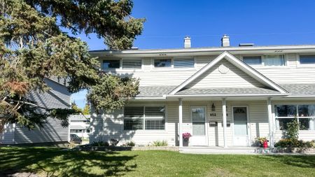 Spacious 3 Bed Plus Den Townhouse With Finished Basement In Winston Heights - Photo 5