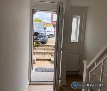 3 bedroom end of terrace house to rent - Photo 2
