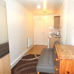 Clark Way, Heston, Hounslow, TW5 - Photo 3