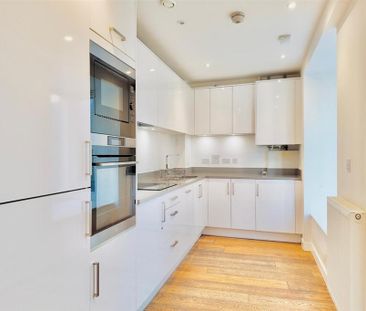 1 bedroom in a flat share to rent - Photo 5