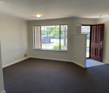 Relaxed living with a spacious backyard. - Photo 4