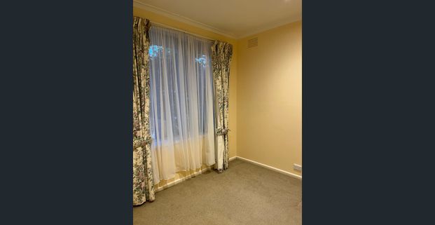 Family home with large backyard on 3 month lease - Photo 1