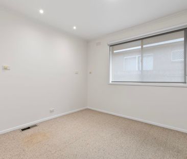FRESHLY PAINTED, THREE BEDROOM FAMILY HOME - Photo 5